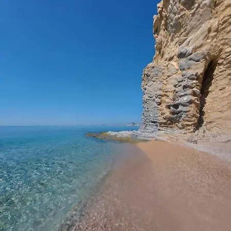 Sunny, Spacious 3 Bedroom With Seaview